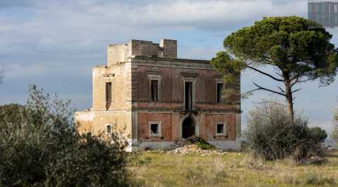 La triste storia di Villa Bonifacio, la casa rossa che guarda dall'alto la statale 100